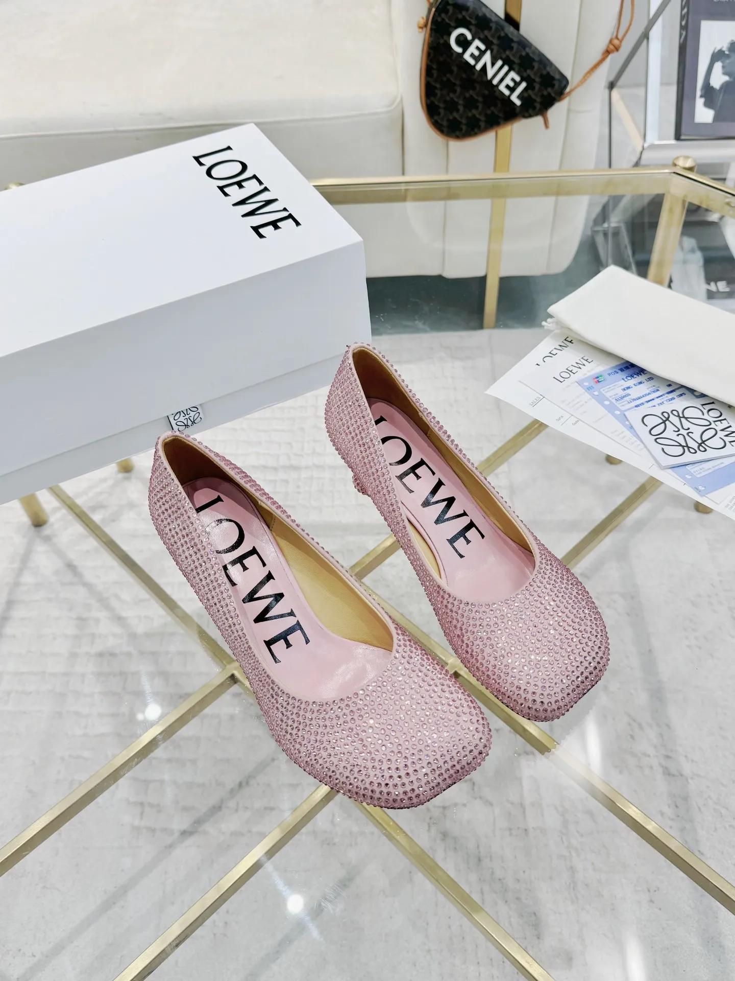 👟👟Ex-factory price 660👟👟 LOEWE‼ ️ New arrival‼ ️Imported genuine leather sole Loewe 2024/aw early spring latest T stage colored diamond series catwalk style 😘😘😘 Upper: imported silk cloth lining: imported water-dyed sheepskin outsole: original molded injection molded leather outsole Heel: original molded 1:1 Heel height: 5.5cm Size: 35-39 (40/41/42/43 custom-made, non-refundable)